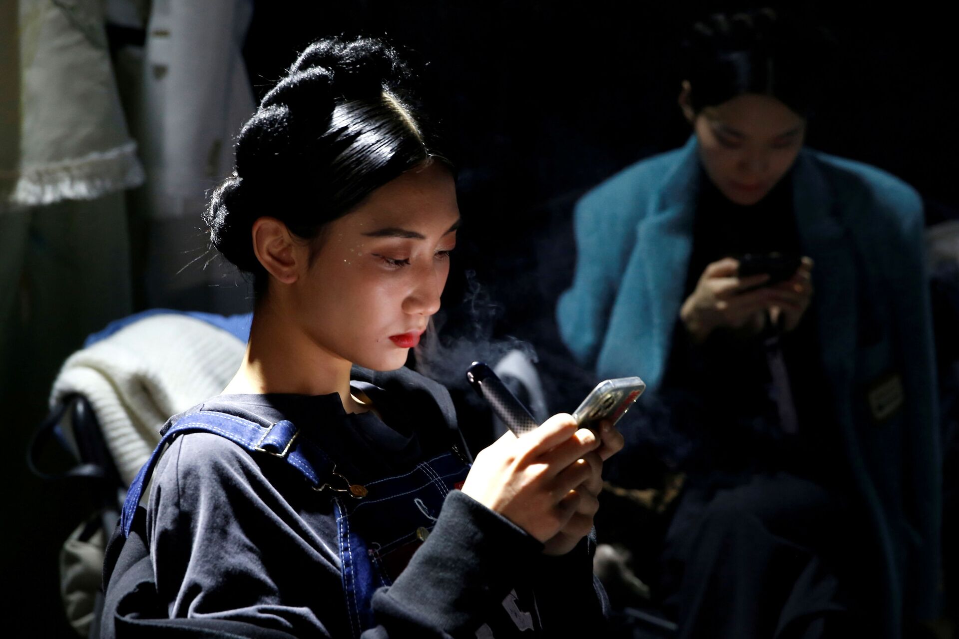 Modelo acompanha notícias no celular durante semana de moda em Pequim, China, 25 de março de 2021  - Sputnik Brasil, 1920, 08.04.2022