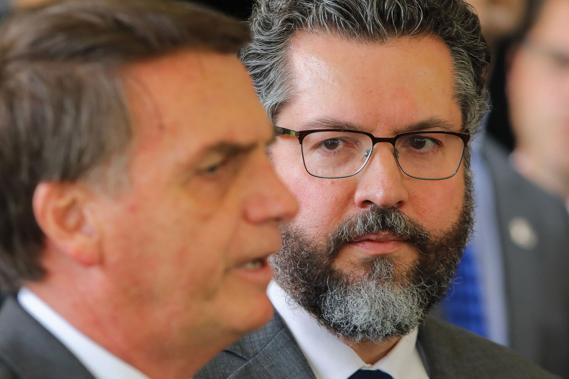 Ernesto Araújo, apontado como favorito à chefia do MRE brasileiro, olha para o presidente eleito Jair Bolsonaro, 14 de novembro de 2018 - Sputnik Brasil, 1920, 16.11.2021