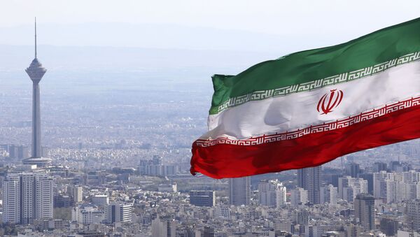 Bandeira do Irã com torre de telecomunicações de Teerã ao fundo - Sputnik Brasil