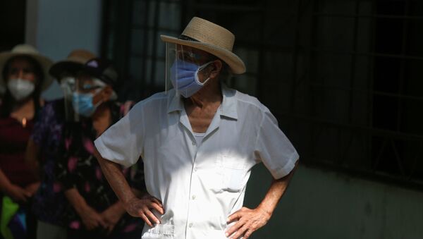 Homem espera na fila parece receber dose de vacina da Pfizer em Lima, no Peru - Sputnik Brasil
