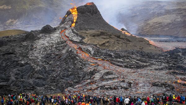 Pessoas assistem a uma erupção vulcânica na Islândia - Sputnik Brasil
