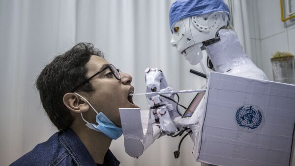 Robô coleta, com um chumaço de algodão, material para fazer análise de COVID-19 em um hospital egípcio - Sputnik Brasil