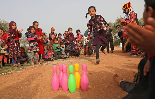 Crianças brincando em um campo de refugiados na Síria
 - Sputnik Brasil