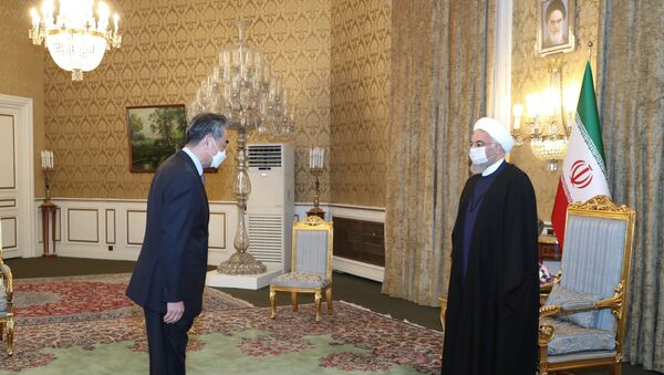 Presidente iraniano, Hassan Rouhani, reúne-se com o ministro das Relações Exteriores chinês, Wang Yi, em Teerã, Irã, em 27 de março de 2021 - Sputnik Brasil