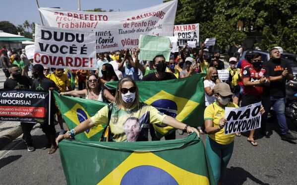 Mulher enverga camisa com foto de Jair Bolsonaro durante protesto no Rio de Janeiro contra novas medidas implementadas para conter a propagação de COVID-19 - Sputnik Brasil