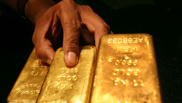 Segurança coloca várias barras de ouro de um quilo dentro de um cofre em Dubai, nos Emirados Árabes Unidos (foto do arquivo) - Sputnik Brasil