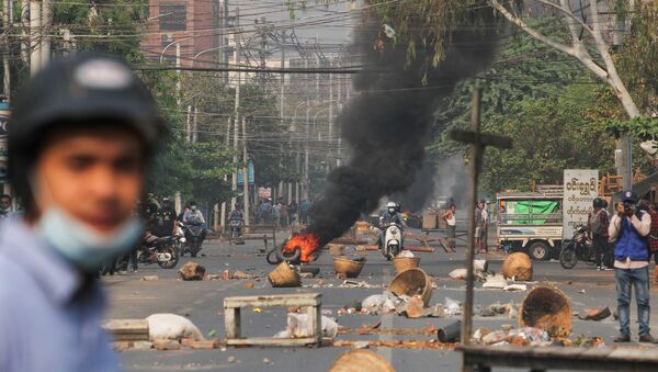 Manifestantes montam barricadas com pneus incendiados na cidade de Mandalay em Mianmar - Sputnik Brasil
