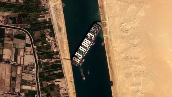 Imagem aérea do cargueiro Ever Given encalhado no canal de Suez - Sputnik Brasil