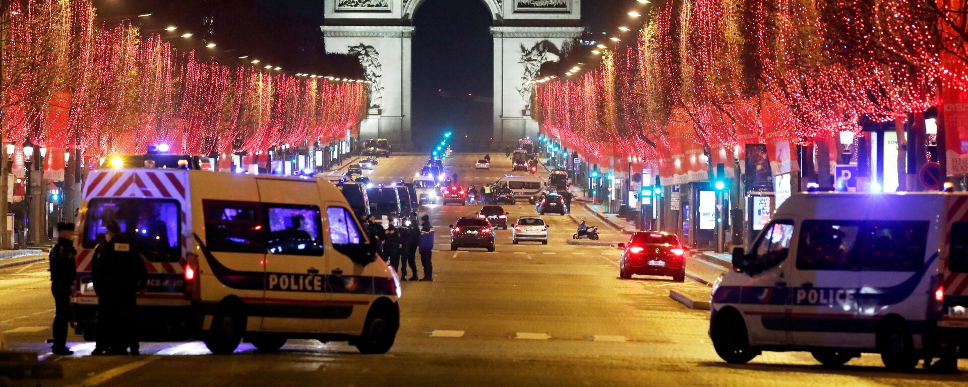Em Paris, policiais patrulham a avenida Champs-Élysées durante lockdown na França, em meio à pandemia de COVID-19, em 31 de dezembro de 2020 - Sputnik Brasil, 1920, 26.02.2023