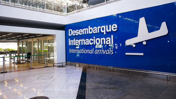 Em Brasília, o saguão do aeroporto internacional Juscelino Kubitschek aparece vazio em meio à pandemia da COVID-19, em 20 de março de 2020 - Sputnik Brasil