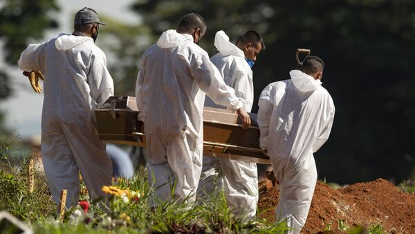 Coveiros completamente protegidos enquanto carregam caixão de uma das vítimas da COVID-19 no cemitério da Vila Formosa, em São Paulo, 24 de março de 2021 - Sputnik Brasil