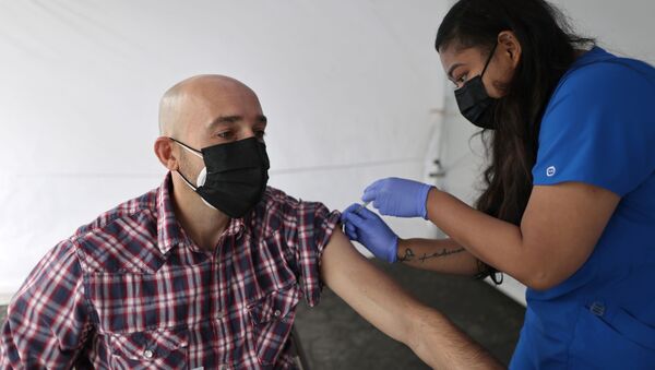 Nick Stein, 39, receives a Johnson & Johnson coronavirus disease (COVID-19) vaccination, in Los Angeles, California, U.S., March 25, 2021. - Sputnik Brasil