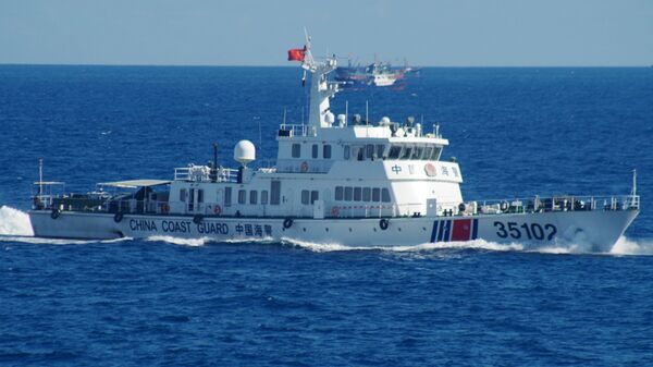 Um navio da Guarda Costeira Chinesa navega perto das disputadas ilhas do Mar da China Oriental no sábado, 6 de agosto de 2016 - Sputnik Brasil