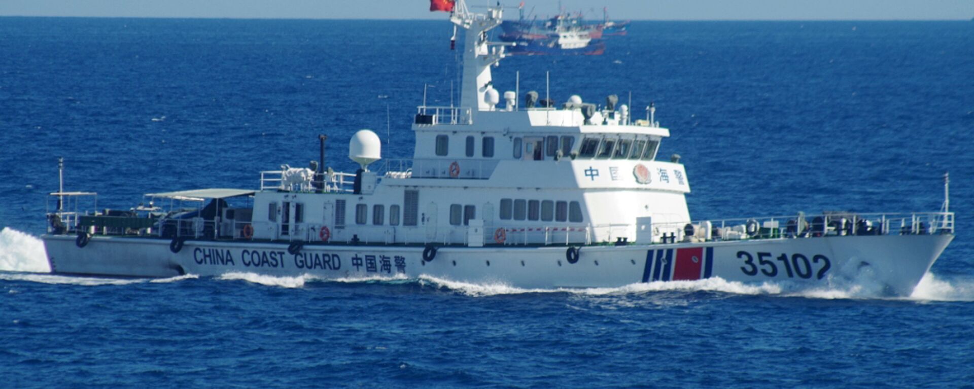 Um navio da Guarda Costeira Chinesa navega perto das disputadas ilhas do Mar da China Oriental no sábado, 6 de agosto de 2016 - Sputnik Brasil, 1920, 05.03.2023