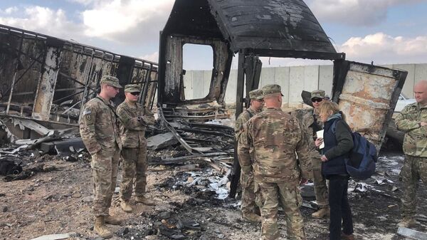 Soldados dos EUA em meio a danos no local de bombardeio iraniano na base aérea de Ain al-Asad, em Anbar, Iraque, em 13 de janeiro de 2020 - Sputnik Brasil