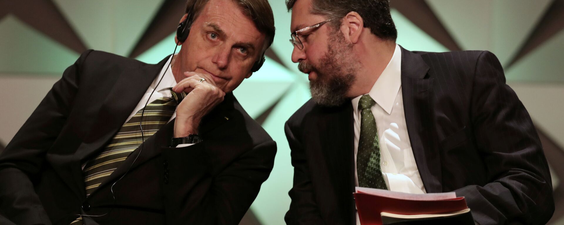 Presidente Jair Bolsonaro conversa com o ministro das Relações Exteriores, Ernesto Araújo durante fórum de investimentos em São Paulo - Sputnik Brasil, 1920, 28.01.2022
