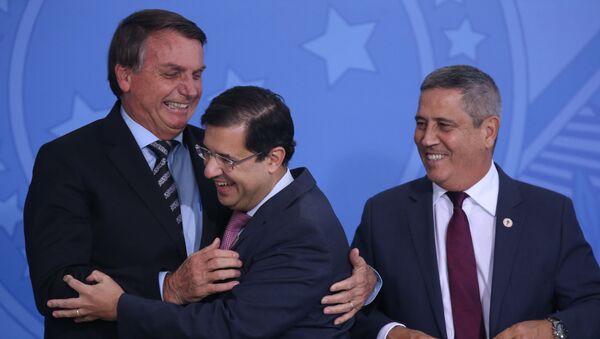 O presidente Jair Bolsonaro, o ministro-chefe da AGU José Levi e o ministro-chefe da Casa Civil Walter Souza Braga Netto, no dia 26 de novembro de 2020, em Brasília - Sputnik Brasil