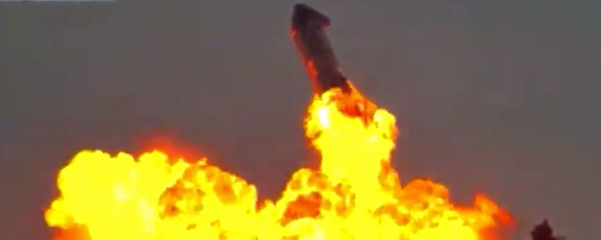 Momento exato em que o protótipo SN10 Starship explode após aterrissagem bem-sucedida nas instalações da SpaceX em Boca Chica, no Texas - Sputnik Brasil, 1920, 30.03.2021
