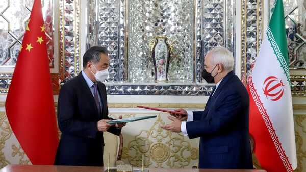 O ministro das Relações Exteriores do Irã, Mohammad Javad Zarif, e o ministro das Relações Exteriores da China, Wang Yi, trocam documentos durante a cerimônia de assinatura de um acordo de cooperação de 25 anos, em Teerã, Irã, em 27 de março de 2021 - Sputnik Brasil