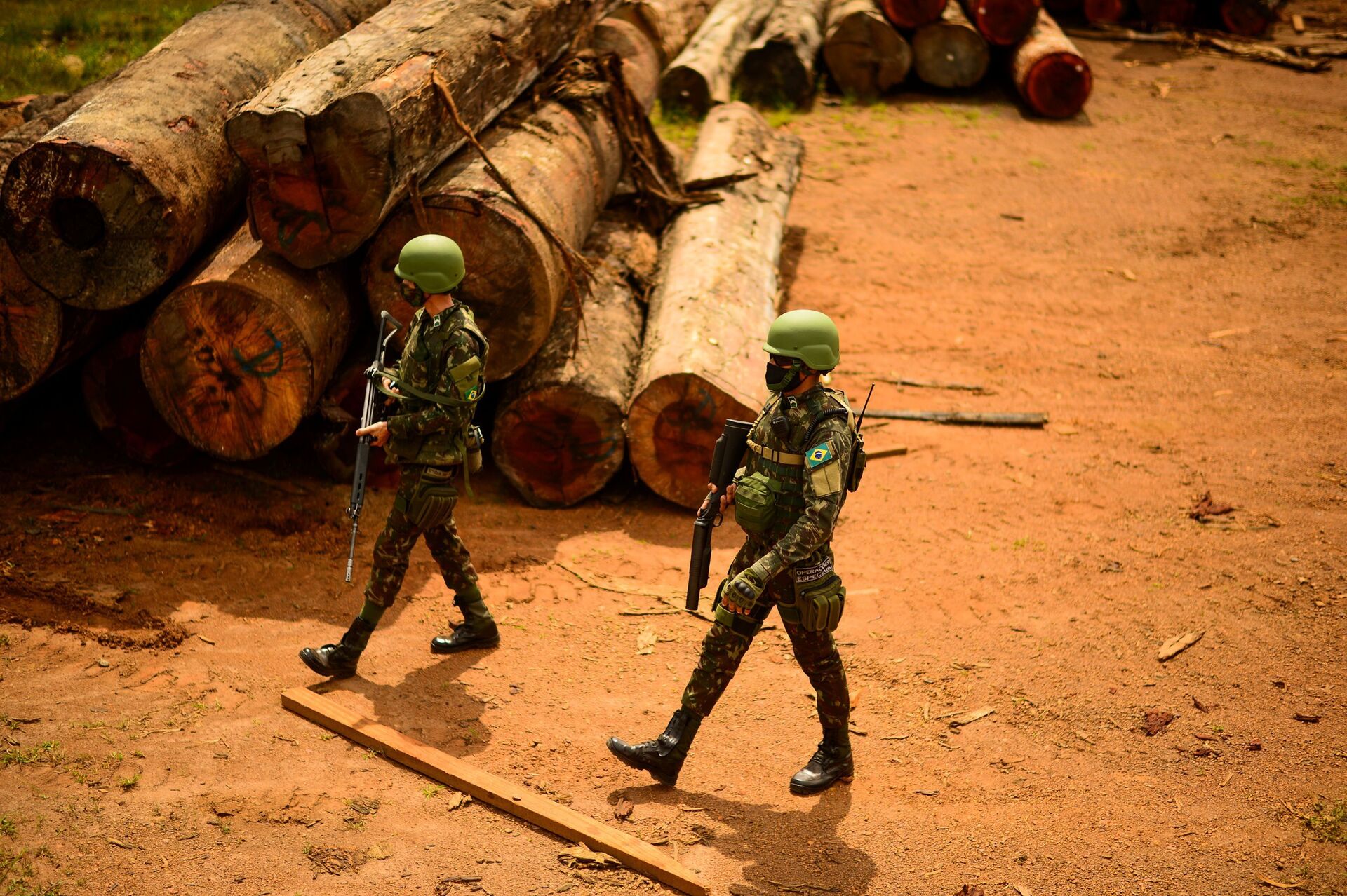 Militares do Exército Brasileiro patrulham Floresta Amazônica para combater o desmatamento ilegal na região - Sputnik Brasil, 1920, 21.01.2022