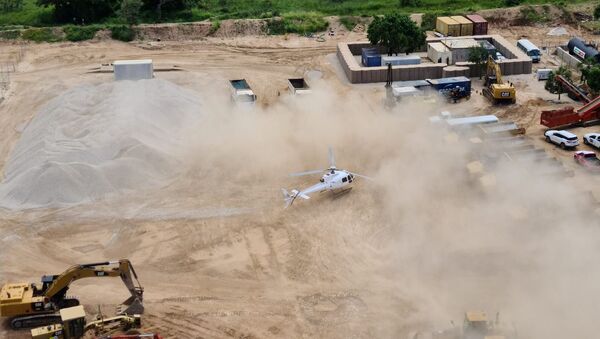 Um helicóptero do Dyck Advisory Group pousa em Palma, Moçambique, nesta foto tirada entre 24 e 27 de março de 2021 e obtida pela Reuters em 30 de março de 2021 - Sputnik Brasil
