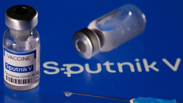 Frasco da vacina Sputnik V contra a COVID-19 com o logotipo do imunizante exibido em ilustração tirada em 24 de março de 2021 - Sputnik Brasil