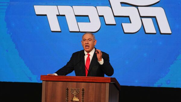 Benjamin Netanyahu, primeiro-ministro de Israel, gesticula durante discurso após anúncio das eleições gerais de Israel na sede de seu partido Likud, em Jerusalém, 24 de março de 2021 - Sputnik Brasil