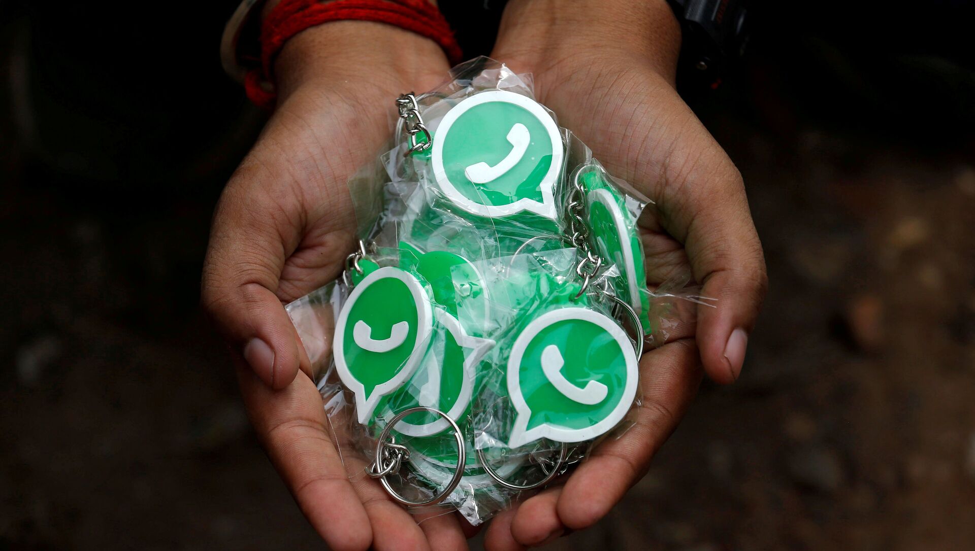 Chaveiros com o logotipo do WhatsApp, Calcutá, Índia, 9 de outubro de 2018 - Sputnik Brasil, 1920, 07.04.2021