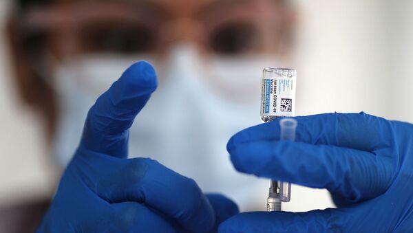 Uma enfermeira tira de um frasco a vacina contra o coronavírus da Johnson & Johnson, 25 de março de 2021 - Sputnik Brasil
