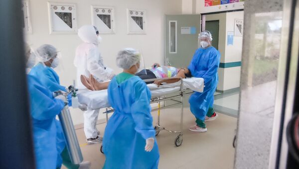 Paciente com COVID-19 é transferida para o Hospital Regional do Baixo Amazonas, em Santarém, no Pará, no dia 7 de fevereiro de 2021 - Sputnik Brasil