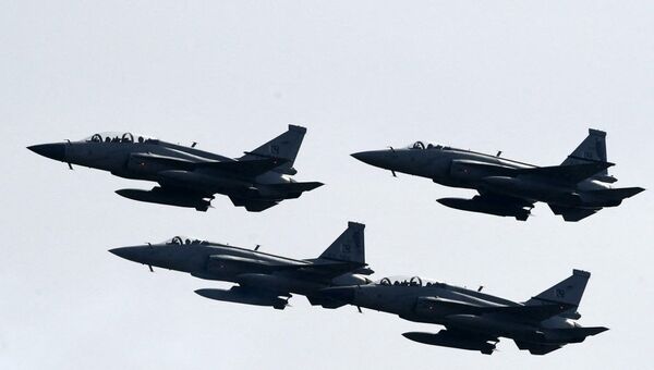 Caças da Força Aérea do Paquistão voam em formação durante desfile militar - Sputnik Brasil