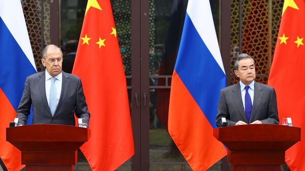 Chanceler russo, Sergei Lavrov, e seu homólogo chinês, Wang Yi, durante visita de Lavrov à China - Sputnik Brasil