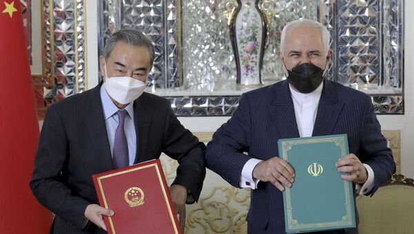 O ministro das Relações Exteriores do Irã, Mohammad Javad Zarif, e o ministro das Relações Exteriores da China, Wang Yi, trocam documentos durante a cerimônia de assinatura de um acordo de cooperação de 25 anos, em Teerã, Irã, em 27 de março de 2021  - Sputnik Brasil