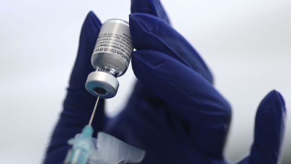 Profissional de saúde prepara injeção de vacina contra a COVID-19 (7 de janeiro de 2021) - Sputnik Brasil