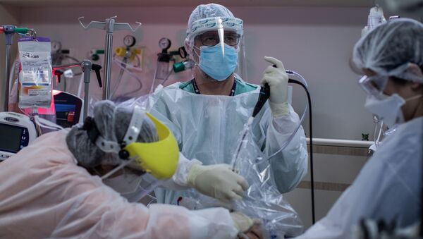Médicos fazem intubação de paciente com COVID-19 no Hospital Albert Einstein, em São Paulo, no dia 9 de dezembro de 2020 - Sputnik Brasil