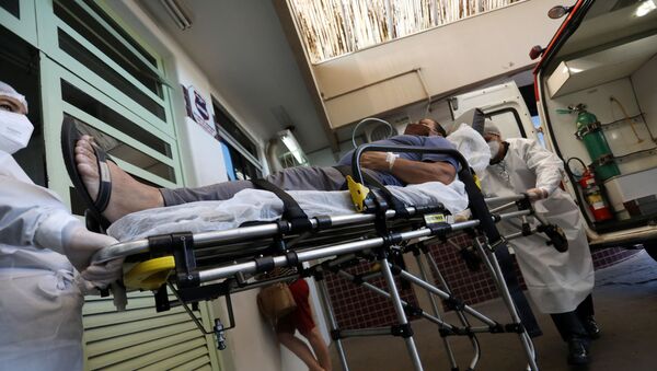 Socorristas atendem paciente com COVID-19 em hospital de Bauru, interior de São Paulo. - Sputnik Brasil