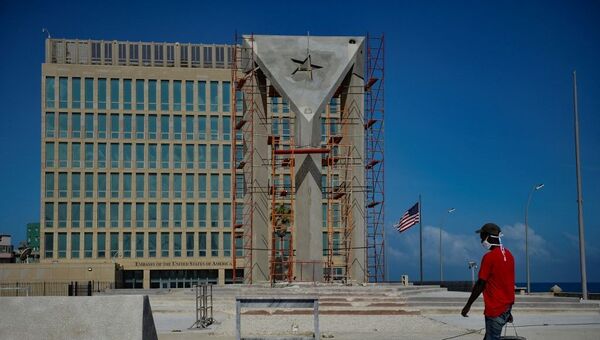 Cuba ergue enorme bandeira de concreto em frente à embaixada norte-americana em Havana, em foto de 1º de abril de 2021 - Sputnik Brasil
