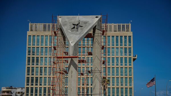 Cuba ergue enorme bandeira de concreta em frente à embaixada dos EUA em Havana, em foto de 1º de abril de 2021 - Sputnik Brasil