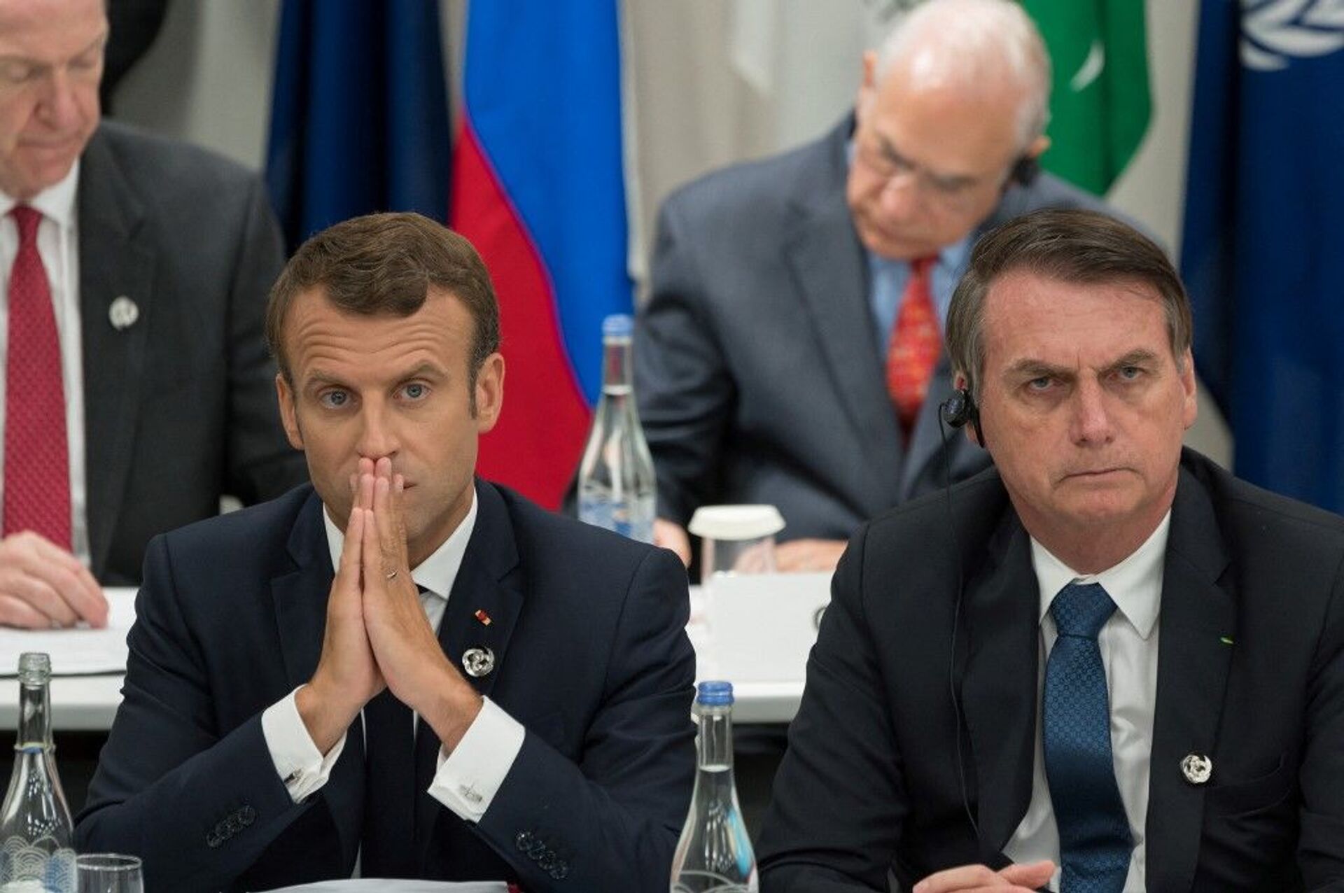 O presidente francês, Emmanuel Macron, ao lado do presidente brasileiro, Jair Bolsonaro, durante cúpula do G20 em 2019, no Japão - Sputnik Brasil, 1920, 21.01.2022