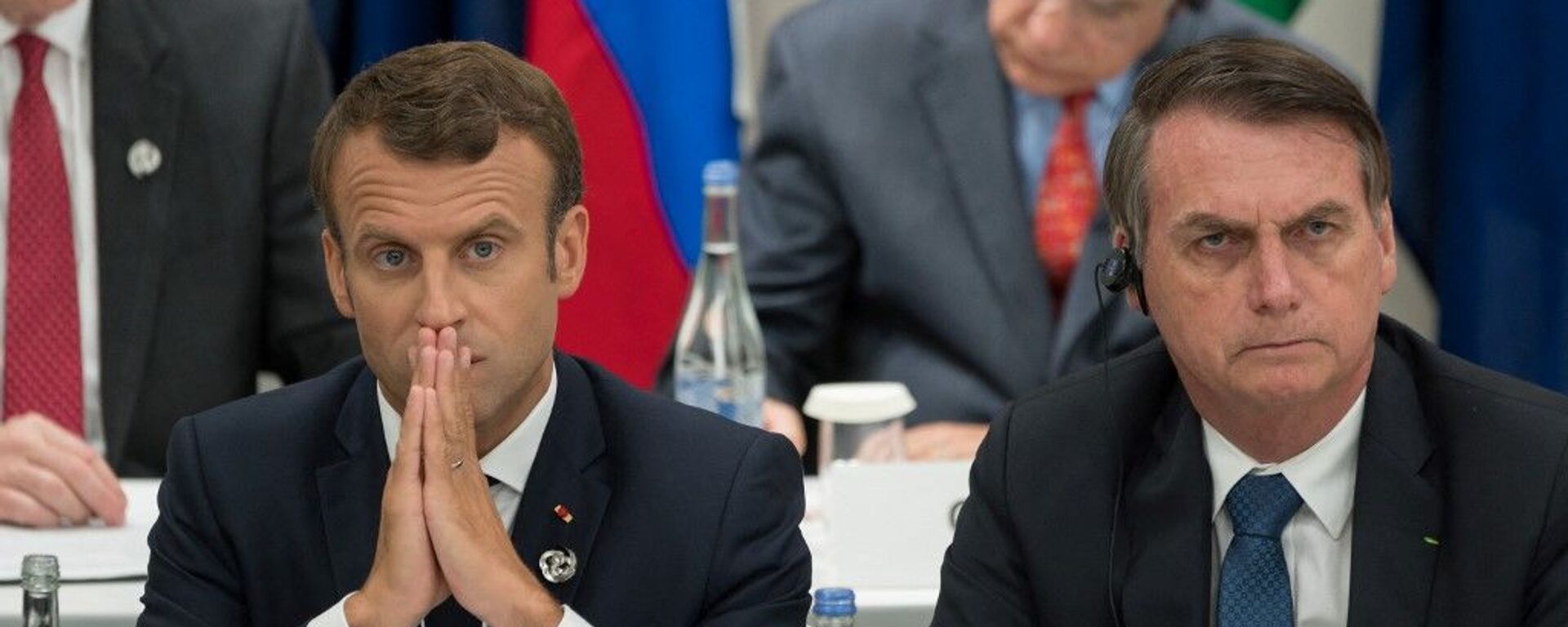 O presidente francês, Emmanuel Macron, ao lado do presidente brasileiro, Jair Bolsonaro, durante cúpula do G20 em 2019, no Japão - Sputnik Brasil, 1920, 09.02.2022