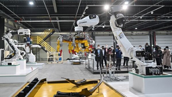 Visitantes observam robôs industriais durante evento de demonstração de logística inteligente organizado pelo Ministério de Terras, Infraestrutura e Transporte da Coreia do Sul - Sputnik Brasil