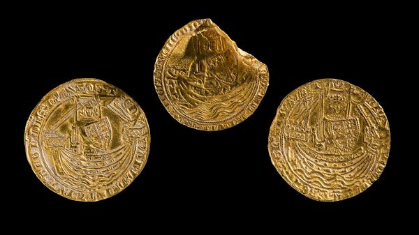 Moedas medievais em ouro encontradas no País de Gales - Sputnik Brasil