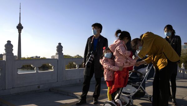 Família usa máscara e aproveita dia de sol em parque de Pequim - Sputnik Brasil