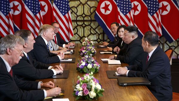 O ex-presidente dos EUA, Donald Trump, terceiro a partir da esquerda, fala com o conselheiro de Segurança Nacional John Bolton, à esquerda, e o secretário de Estado, Mike Pompeo, segundo a partir da esquerda durante uma reunião com o líder norte-coreano Kim Jong-un em 28 de fevereiro de 2019 - Sputnik Brasil