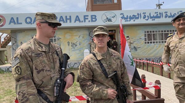 Soldados dos EUA ficam de guarda durante a cerimônia de entrega do aeródromo Qayyarah às forças de segurança iraquianas, no sul de Mossul, no Iraque - Sputnik Brasil