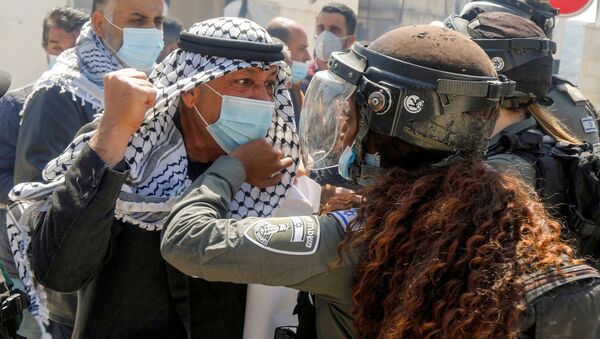 Manifestante palestino briga com uma guarda de fronteira israelense durante protestos no Dia da Terra Palestina em Sebastia, na Cisjordânia, 30 de março de 2021 - Sputnik Brasil