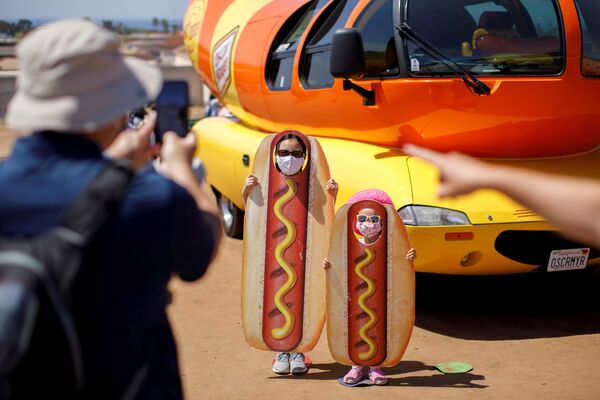 Crianças viram cachorro-quente durante evento ao lado de famoso carro em forma de hot dog Oscar Myer Wienermobile em Carlsbad, EUA - Sputnik Brasil