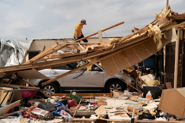 Homem avalia destruições em casa de sua bisavó um dia após a passagem de uma série de tornados no estado de Alabama, EUA, 26 de março de 2021 - Sputnik Brasil