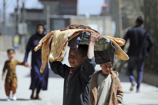Menino afegão carrega pão na cabeça em Cabul, Afeganistão, 29 março de 2021 - Sputnik Brasil