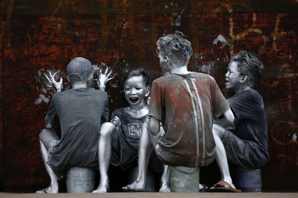 Adolescentes cobertas de tinta prateada em Jakarta, Indonésia - Sputnik Brasil
